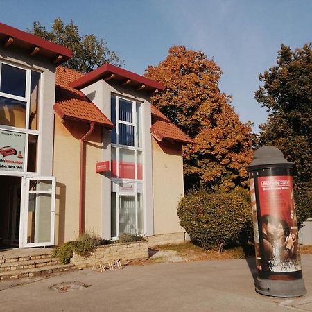Apartman Pri Parku Sered' Екстер'єр фото